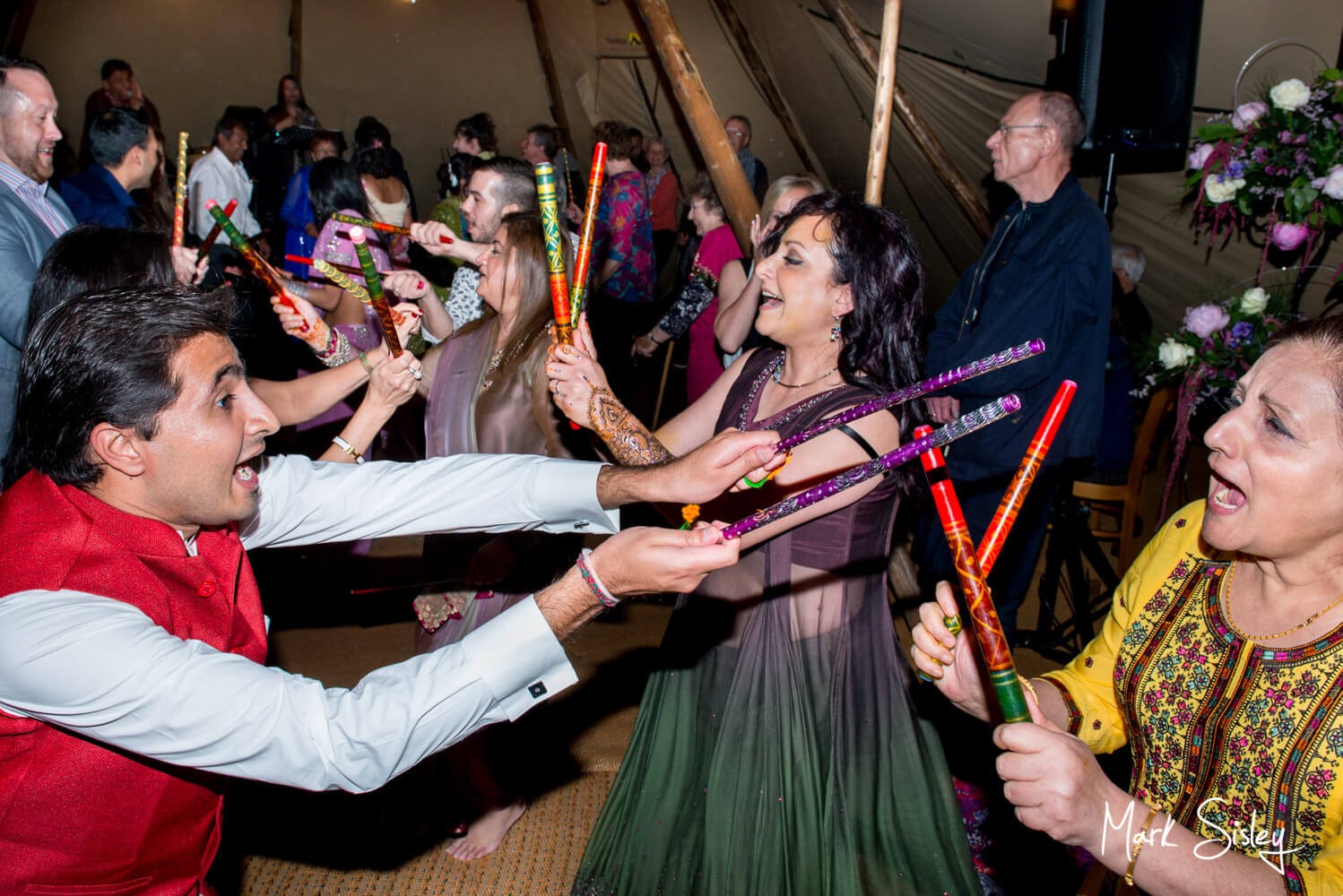 Buckinghamshire wedding mehndi pithi - dancing the night away