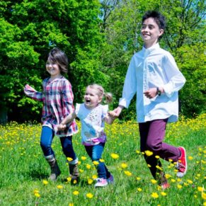 Buckinghamshire outdoor family portraits - children running