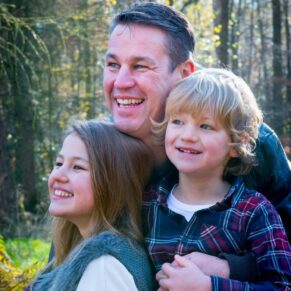 Amersham and Beaconsfield autumn family portraits captured with the most fabulous low sunlight