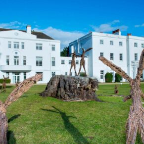 Gorgeous exteriors for Beaumont Estate winter wedding photo options