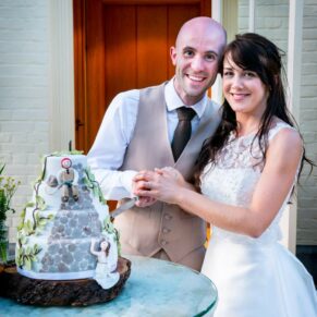 Dairy Waddesdon wedding photographs of the cake cutting