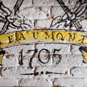 The venue offers fabulous interiors and artworks in every direction for your wedding day