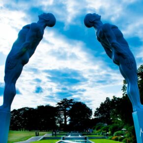 The leaning waterside sculptures captured in silhouette at this Hertfordshire wedding venue