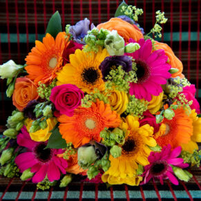 Stunning hot colours in this summer bridal bouquet