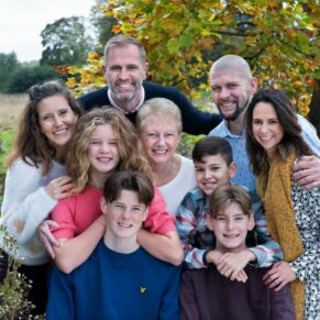 Relaxed family of eight in the Buckinghamshire countryside captured against the most gorgeous autumnal leaves backdrop for their relaxed group portraits photography session