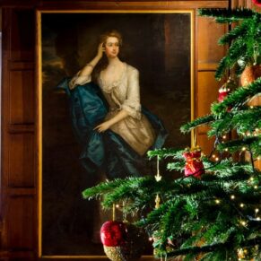 Fabulous Christmassy interiors in the Great Hall at this majestic Buckinghamshire venue